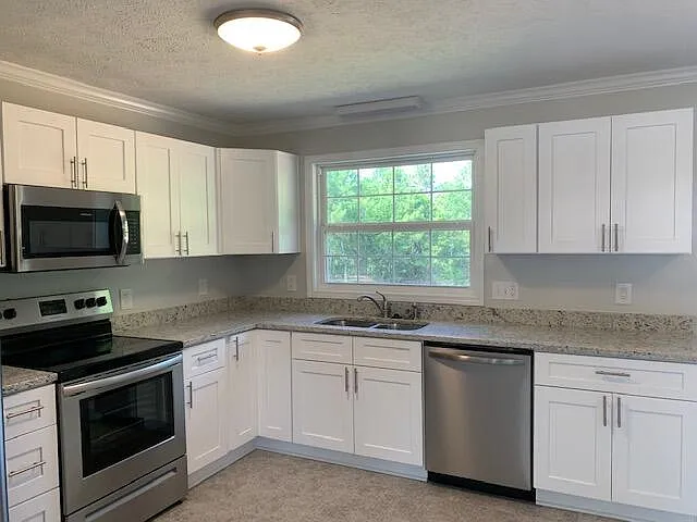 1420 Central Dr — Photo 6