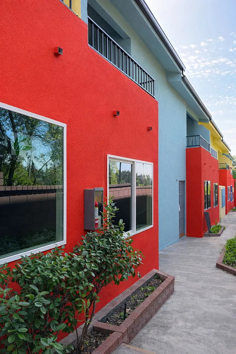 Building Photo - 713 E Altadena
