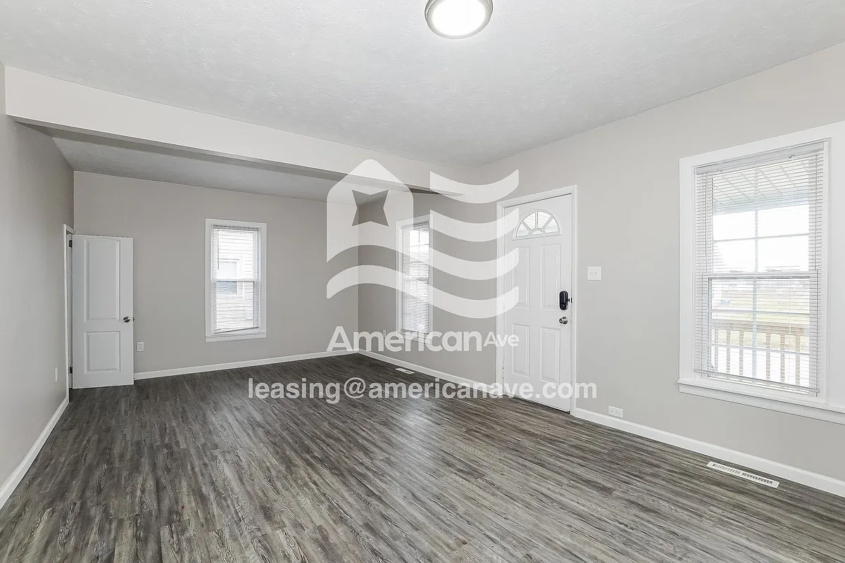 763449_002_wm_-_living_room_13364652.jpg - 1025 W 17th St