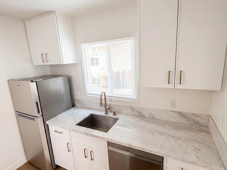 38 Rose Ave #2 — Photo 6