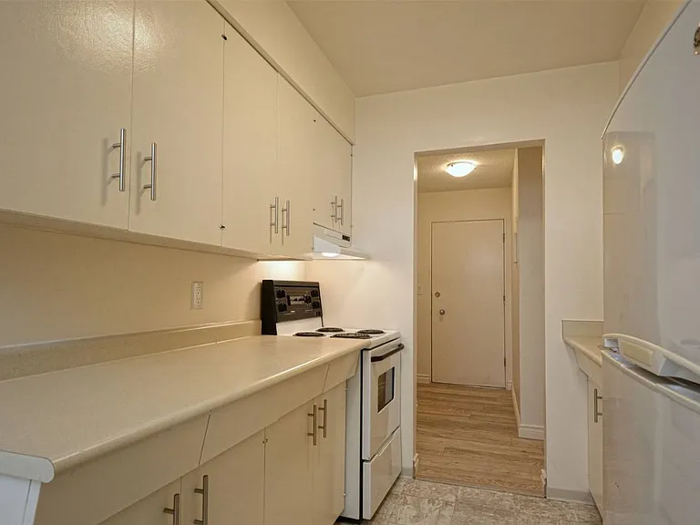 477 Superior St — Photo 1