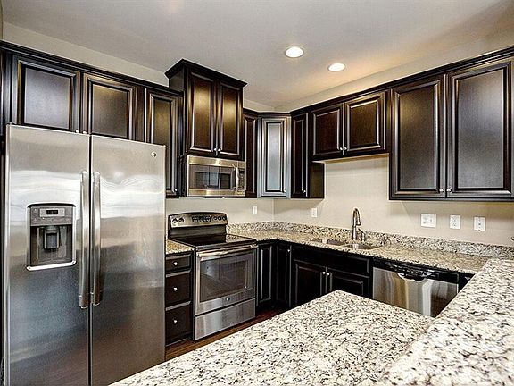 5th image of 2704 Silverthorn Dr