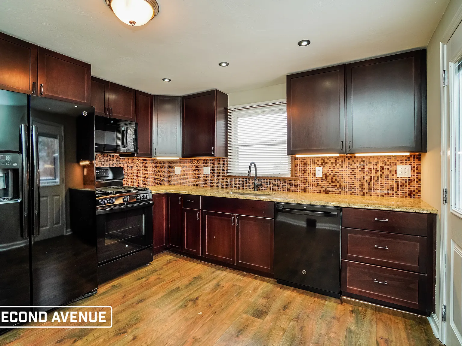 3 bed, 1.0 bath, 1594 sqft, $1,595 — Photo 3