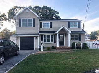 25 Roderick Rd, West Islip, NY 11795