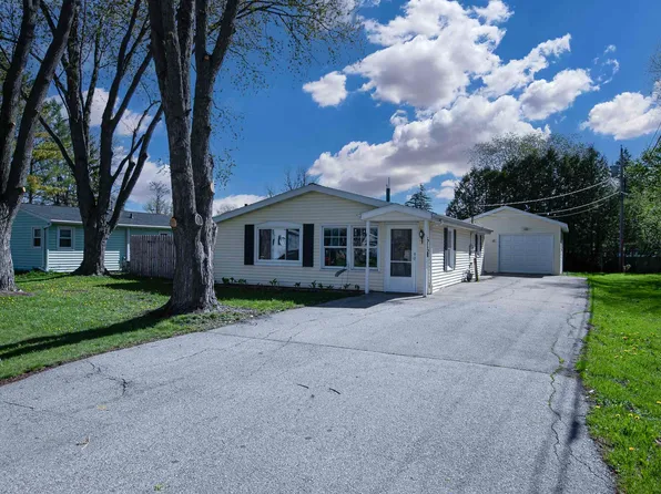 515 N 9th St, Winneconne, WI 54986
