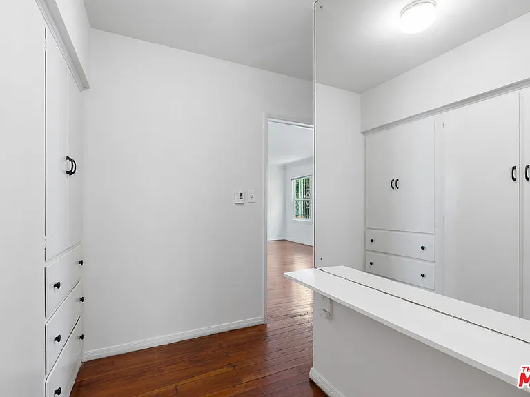 180 N Clark Dr — Photo 13