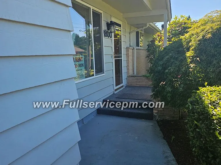 1800 4th St NE — Photo 4