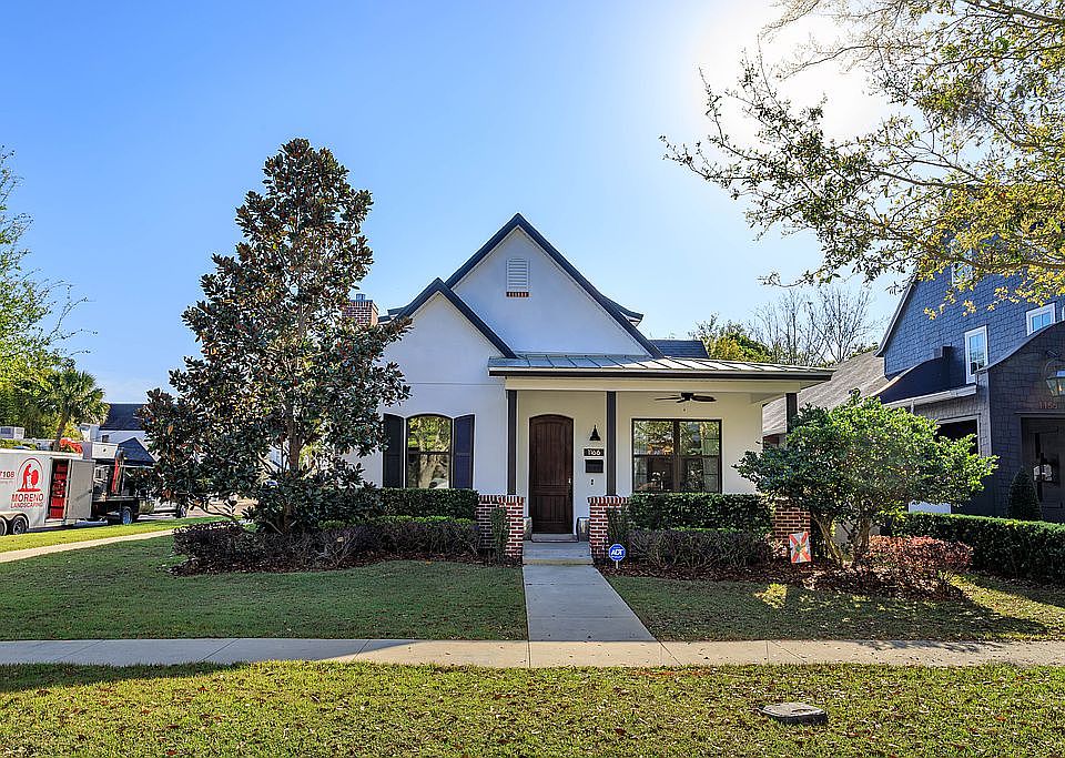Front view on Oaks Blvd