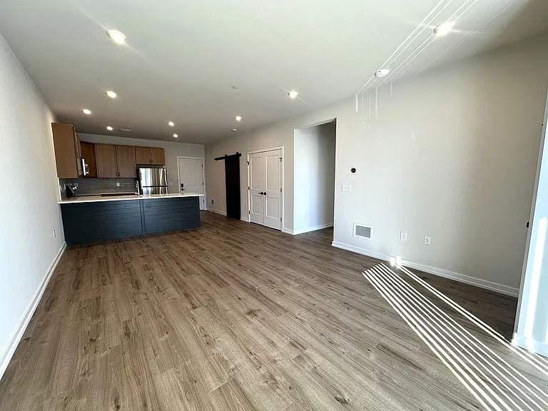 409 West — Photo 24