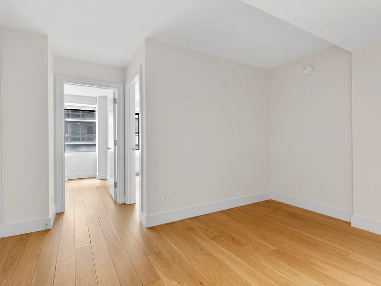 230 E 44th St #4H — Photo 1