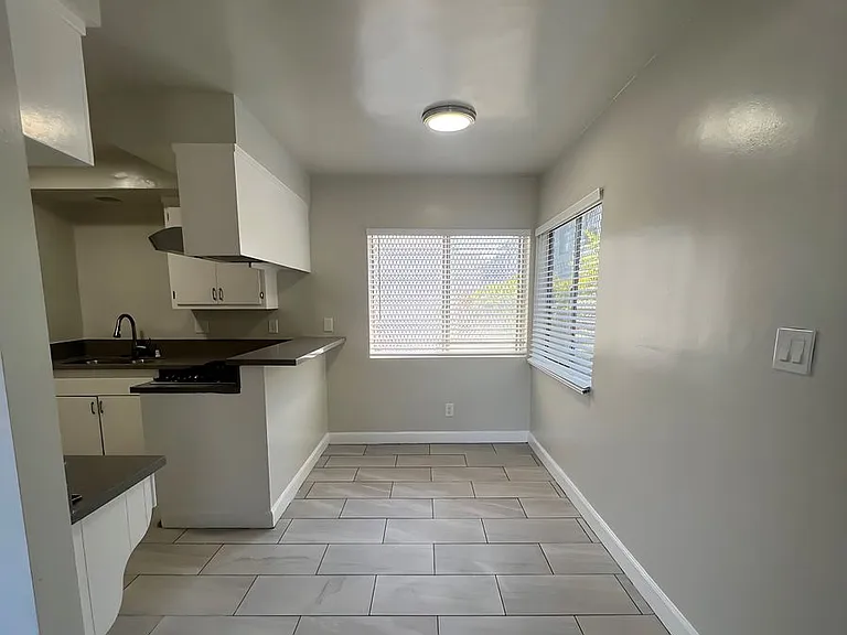 212 W Plymouth St — Photo 2