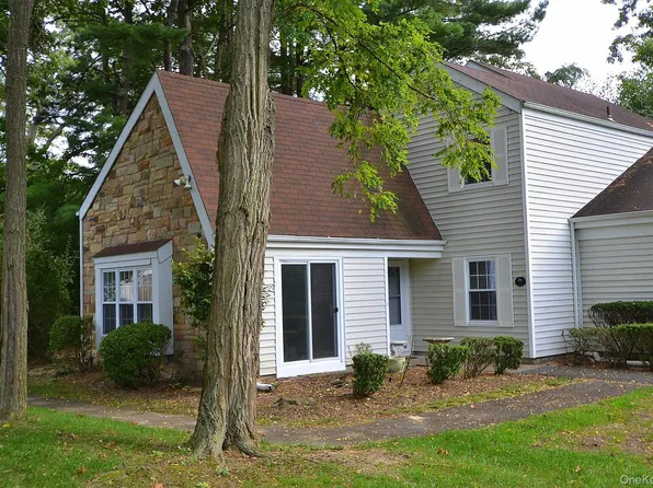 5 Hunt Club Drive, Coram, NY 11727