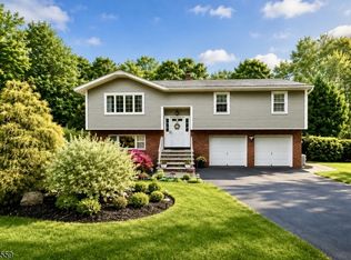 22 Caro Dr, Oak Ridge, NJ 07438