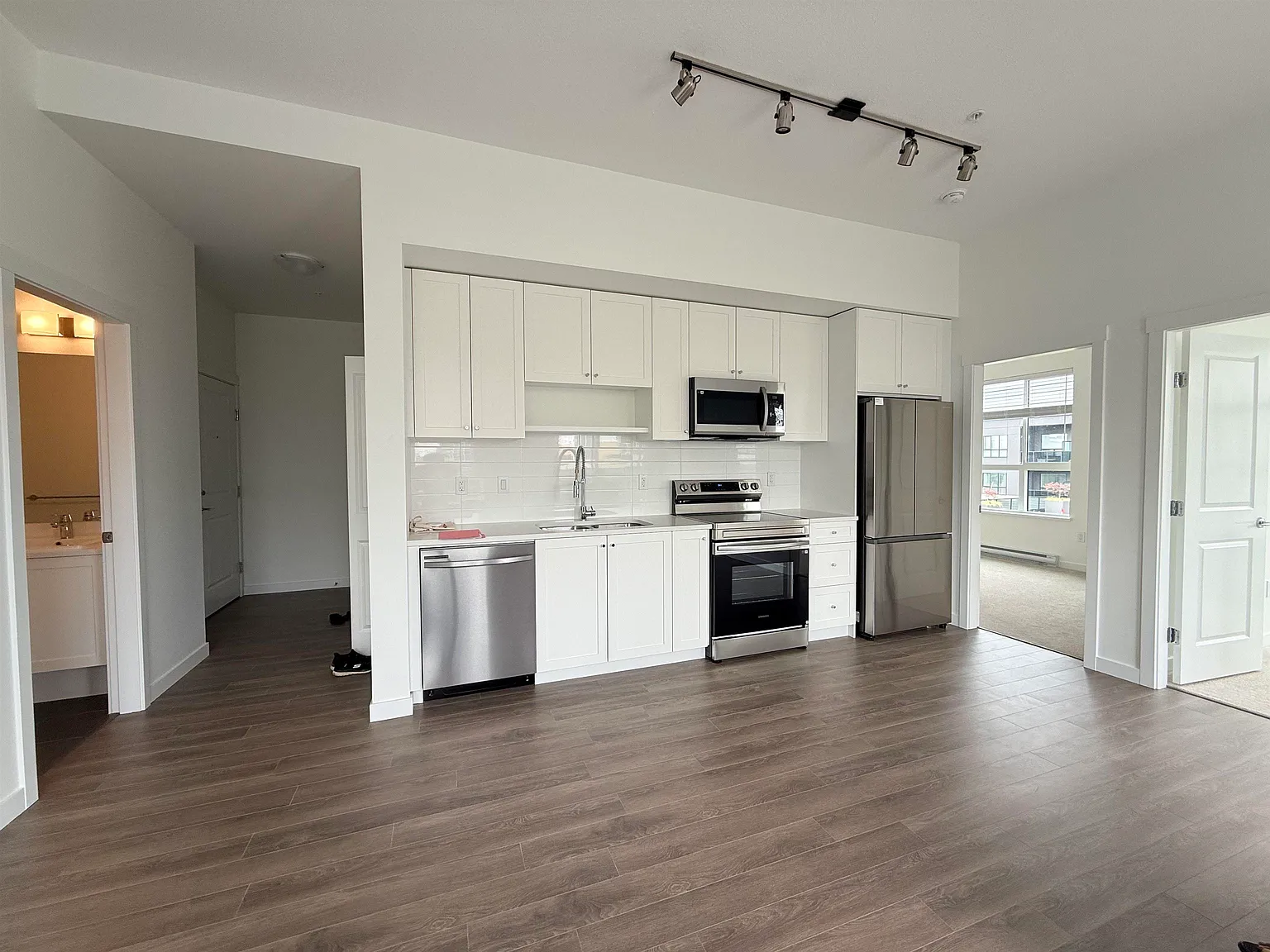 3 bed, 840 sqft, $2,595 — Photo 4