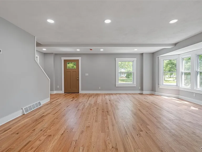 106 Wellington Rd — Photo 6