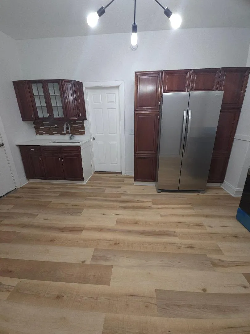 3 bed, 1000 sqft, $1,850 — Photo 2