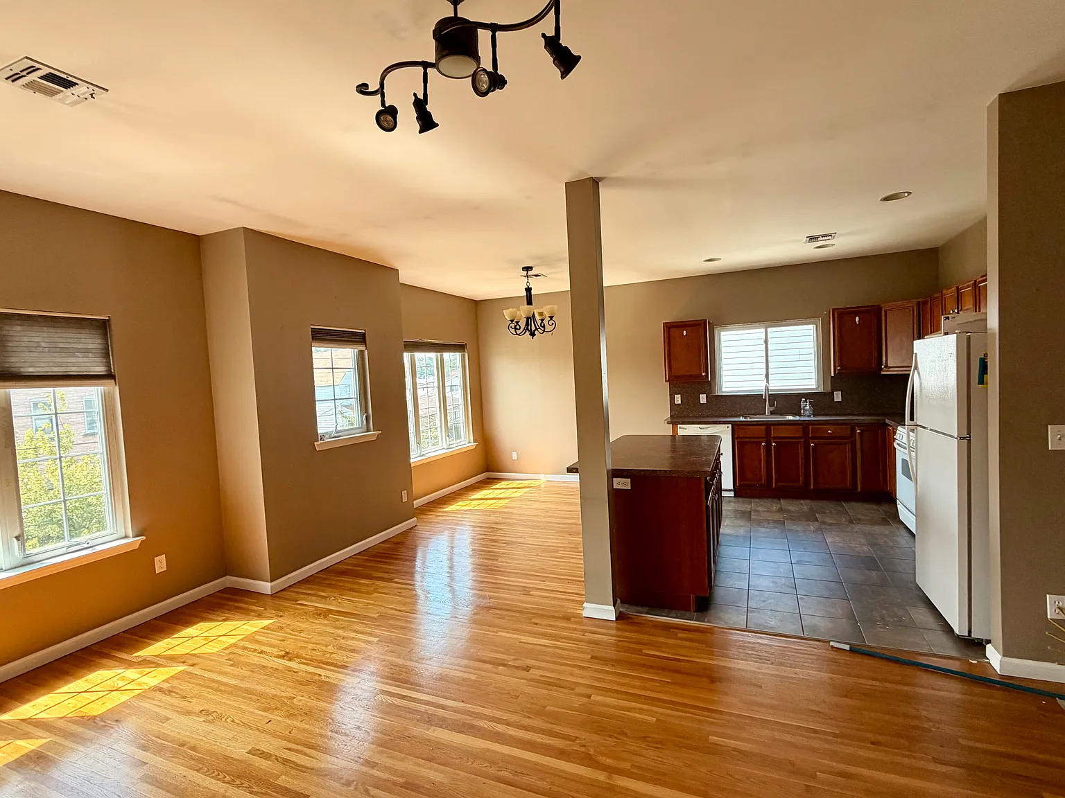 3 bed, 1300 sqft, $3,750 — Photo 3