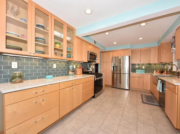 2335 North 118th STREET, Milwaukee, WI 53226
