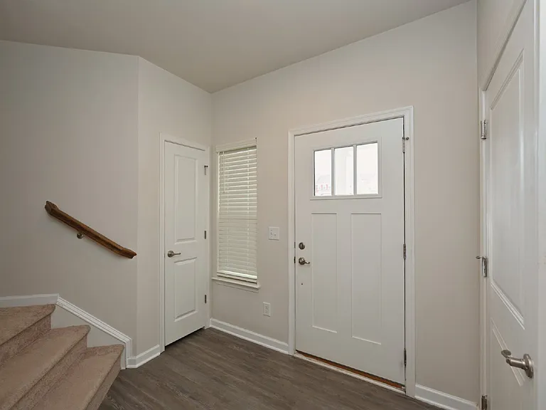633 Exmoor Dr — Photo 2