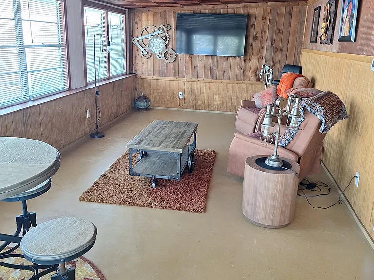 752 Driftwood Ln — Photo 4