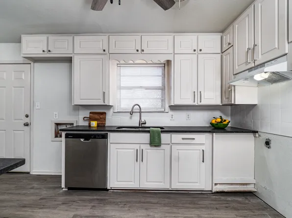 721 N Floyd Ave, Tulia, TX 79088