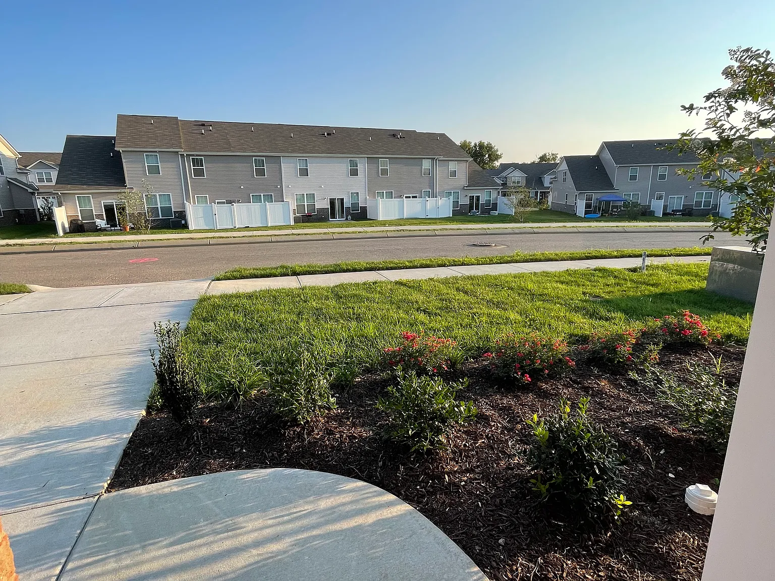 3 bed, 2.5 bath, 1729 sqft, $1,995 — Photo 3