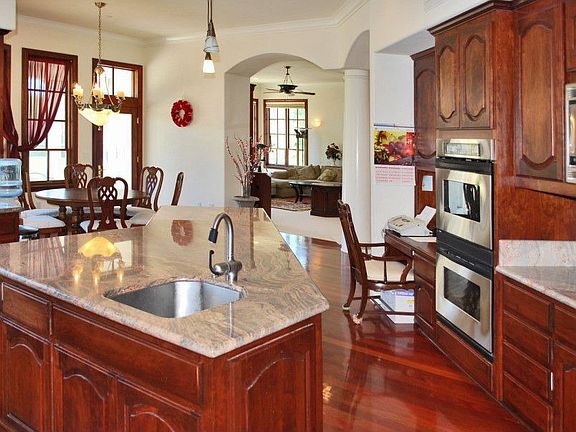 Large Center Island w/Sink