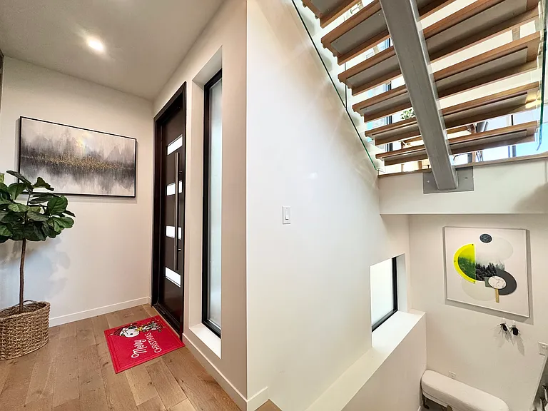 4732 Mercier St — Photo 4