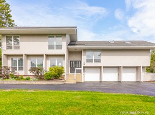 16 Horseshoe Ln, Lemont, IL 60439