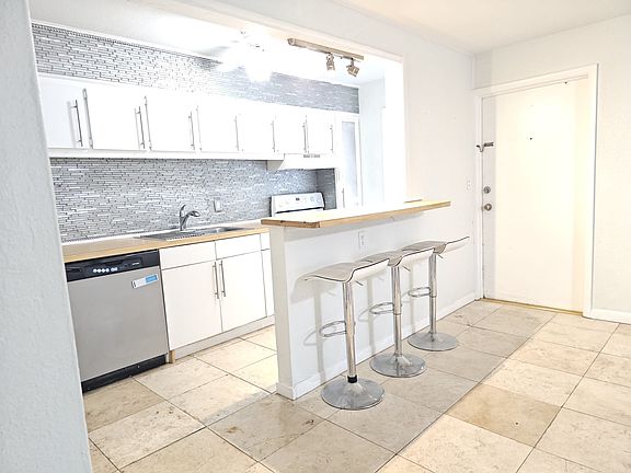 4th image of 302 Lincoln Ave APT 10