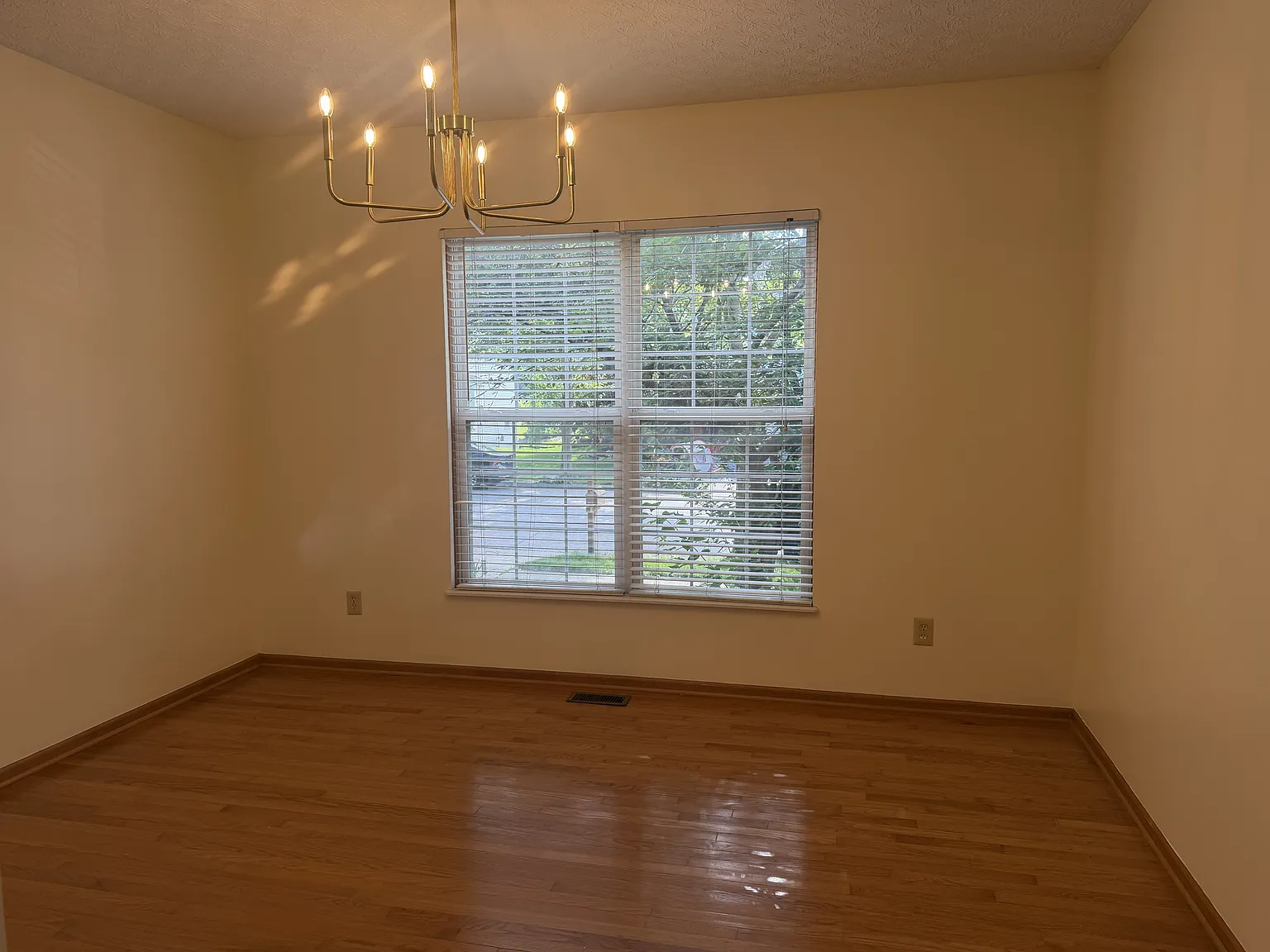 4 bed, 2.5 bath, 3065 sqft, $2,800 — Photo 2