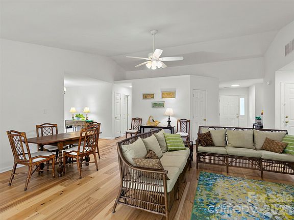 5th image of 54 English Oak Rd