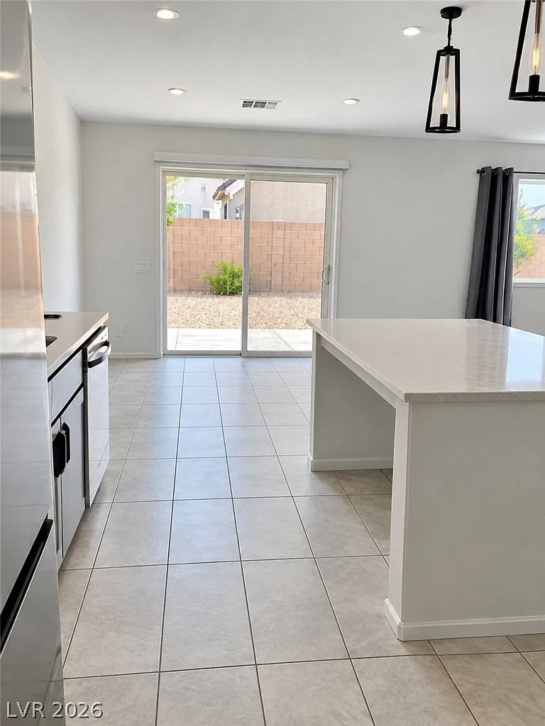 3 bed, 2.5 bath, 1690 sqft, $2,200 — Photo 3