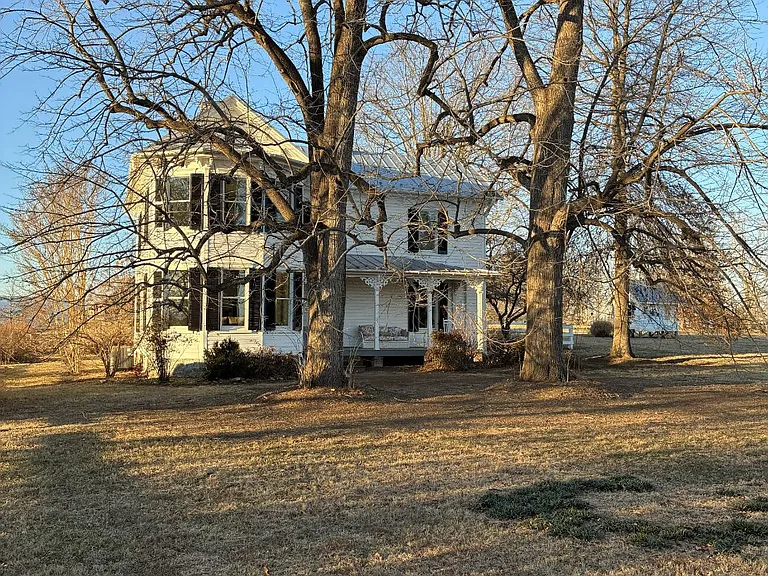 873 Hawlin Rd — Photo 2