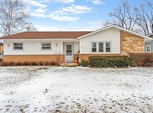 113 Shadywood Ln, Elk Grove Village, IL 60007