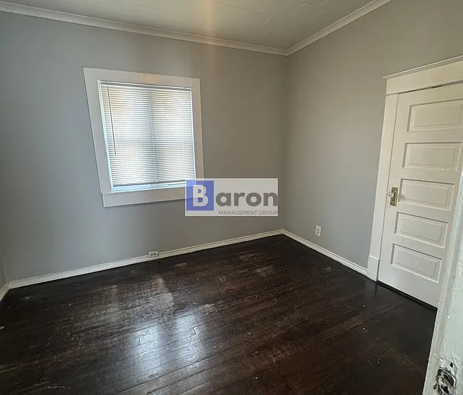 1046 N Elmer St — Photo 3