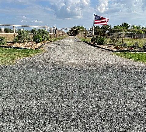 4th image of 210 E County Road 5718