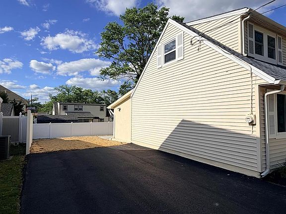 3rd image of 109 W Arthur Pl