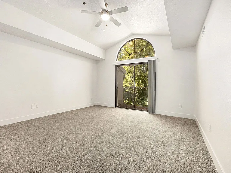 Byron Lakes Apartments — Photo 42