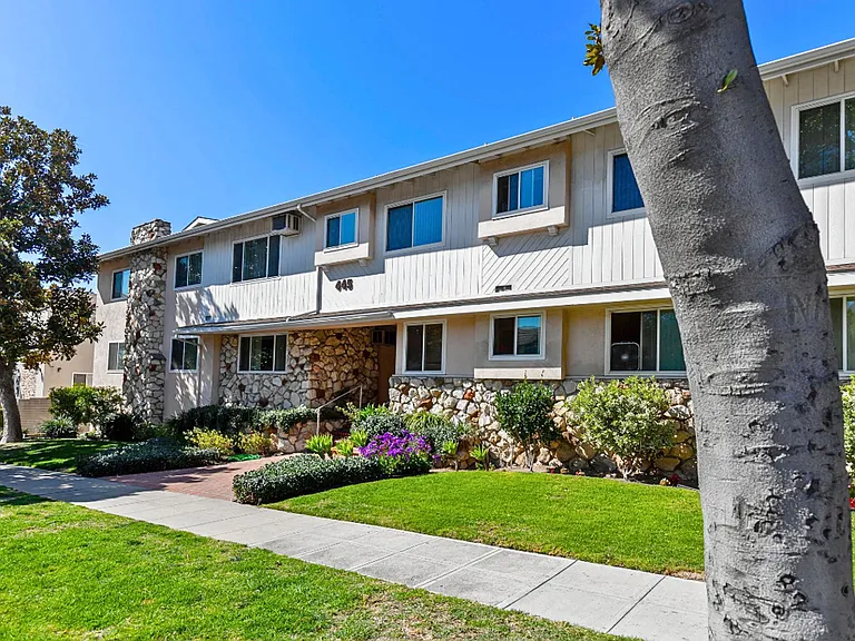 445 E Magnolia Blvd — Photo 14
