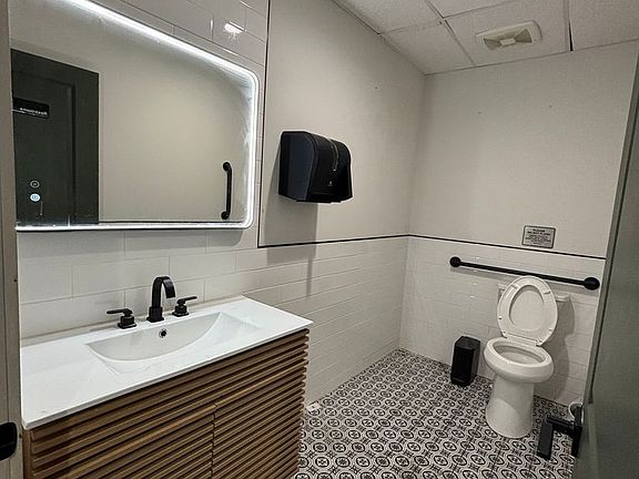 4th image of 318 N Charles St Floor 1