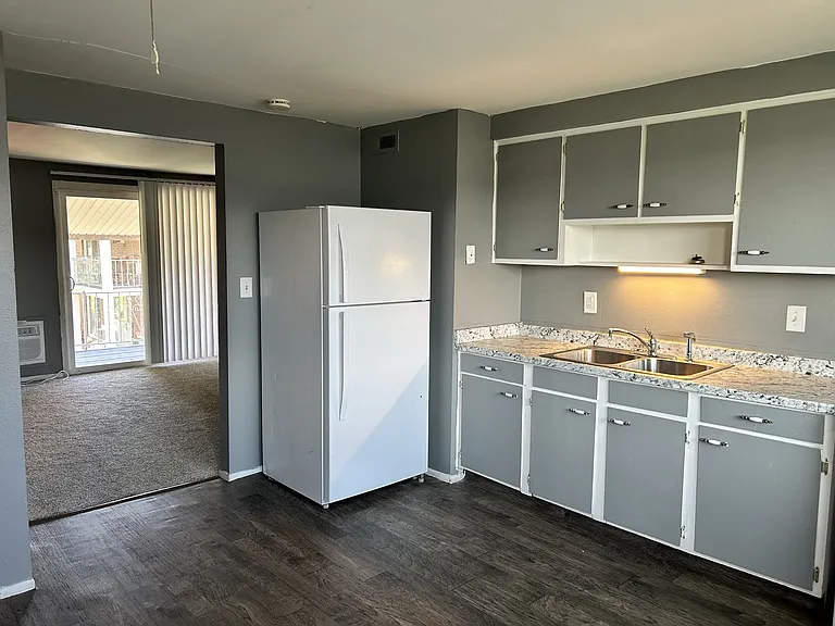1810 Queenswood Dr #J — Photo 3