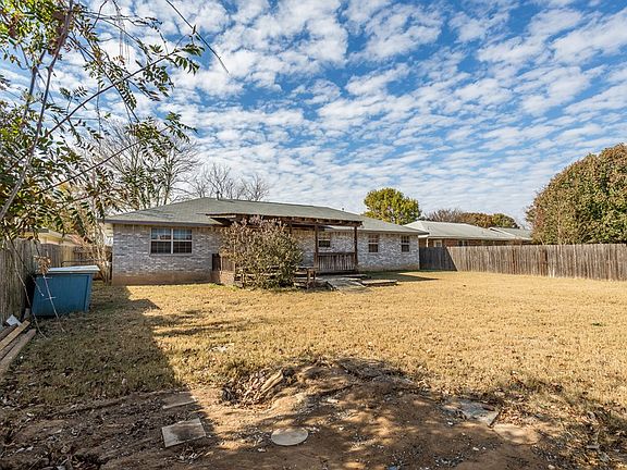 3rd image of 715 Dawn Ln