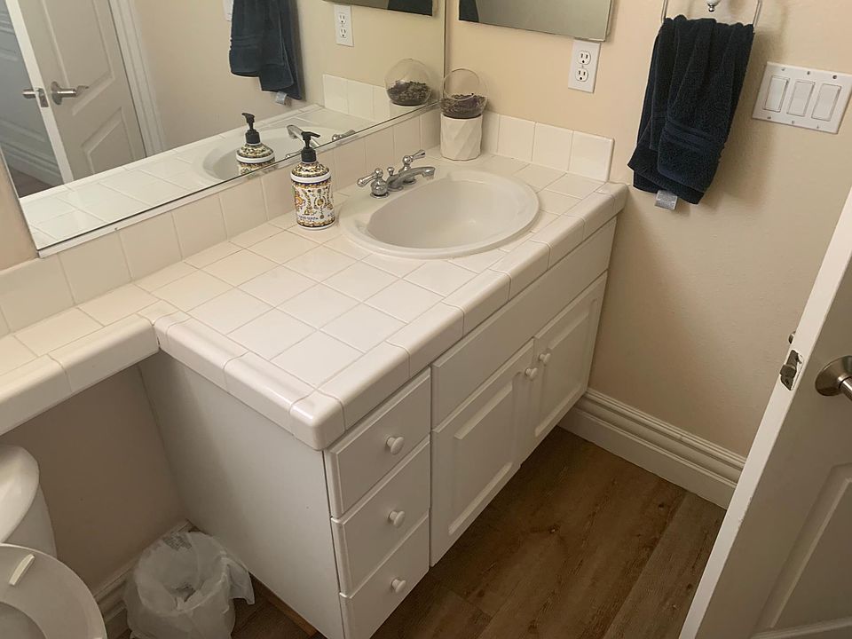 2nd image of 217 S Poplar Ave #217