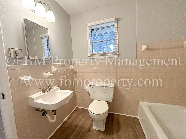 330 W College St #4 — Photo 9