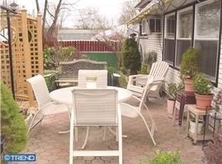 42 Rustleaf Ln, Levittown, PA 19055