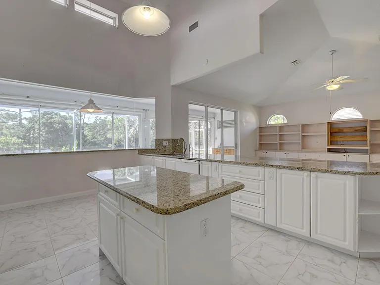 8028 Plantation Lakes Dr — Photo 17