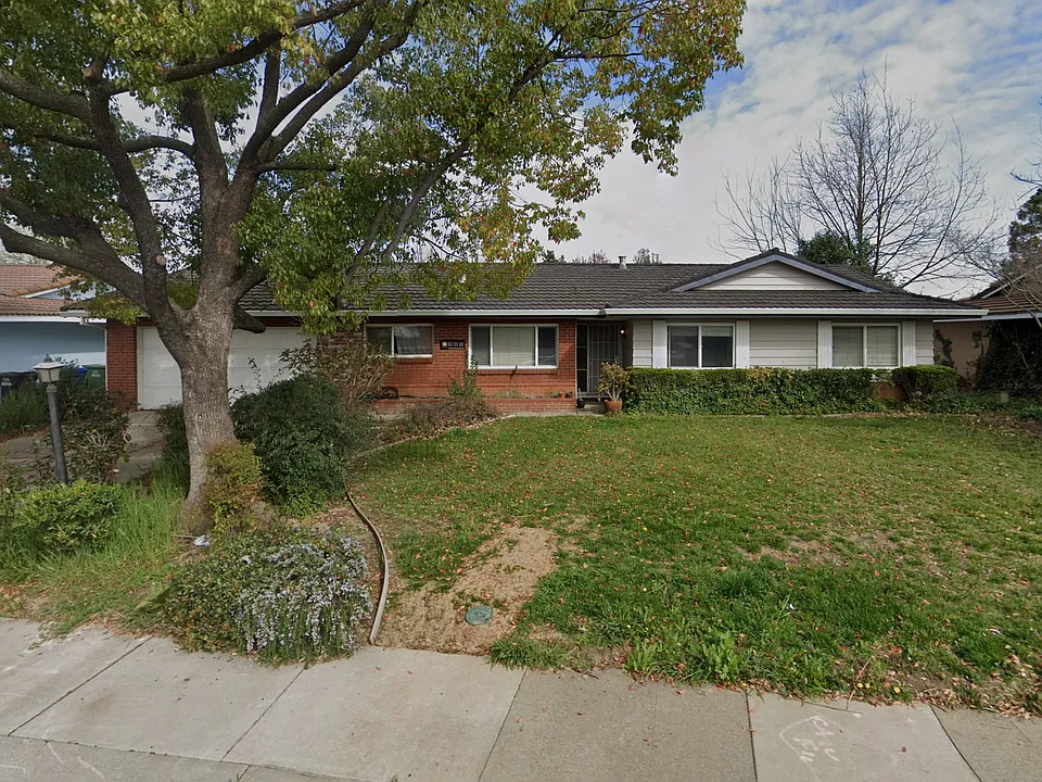 8945 Plaza Park Dr