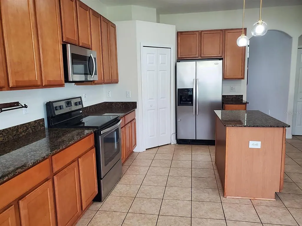 6 bed, 3.0 bath, 2992 sqft, $3,000 — Photo 2
