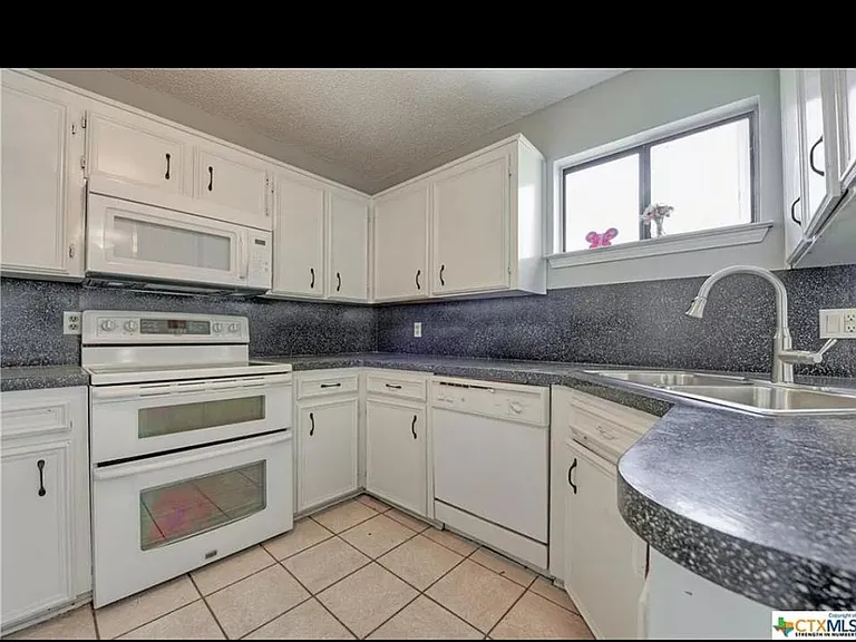 3300 Lois Ln — Photo 9